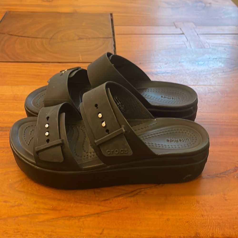 Crocs wedge flip flops. Black size 8